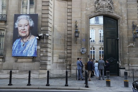 英国女王伊丽莎白二世的肖像挂在英国驻法国巴黎大使馆外，2022 年 9 月 8 日。根据白金汉宫 9 月 8 日的一份声明, 2022 年，英国女王伊丽莎白二世在她的苏格兰庄园巴尔莫勒尔城堡接受医疗监督，她的医生担心这位 96 岁的君主的健康状况。伊丽莎白女王将在法国巴黎接受医疗监督- 2022 年 9 月 8 日 